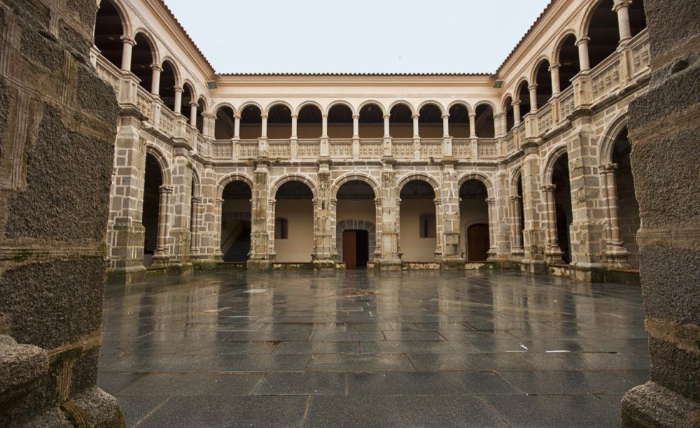 Calera de León presume de sus piñones en un museo