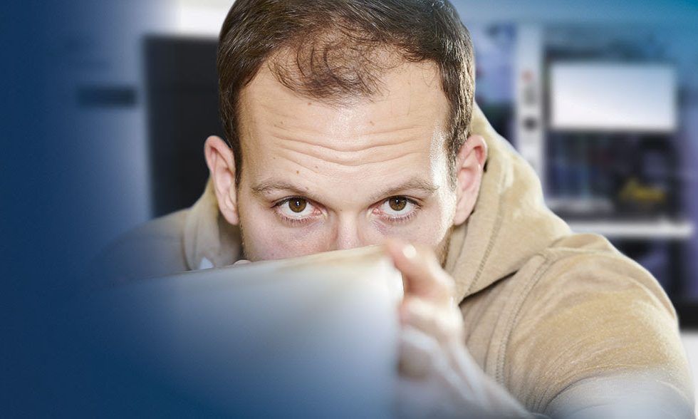 Sienta las máquinas. Huela a madera. Intercambie impresiones en persona