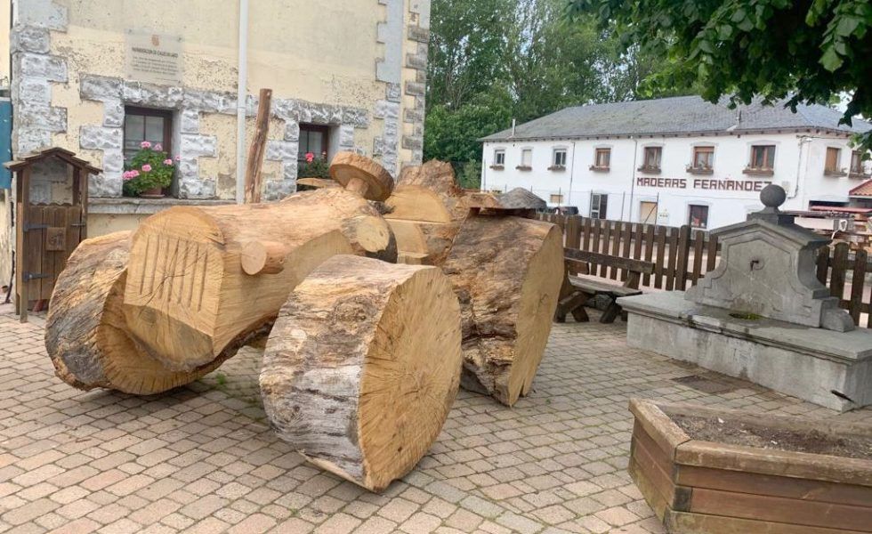 Los vecinos de LARIO realizan un tractor gigante con madera de roble