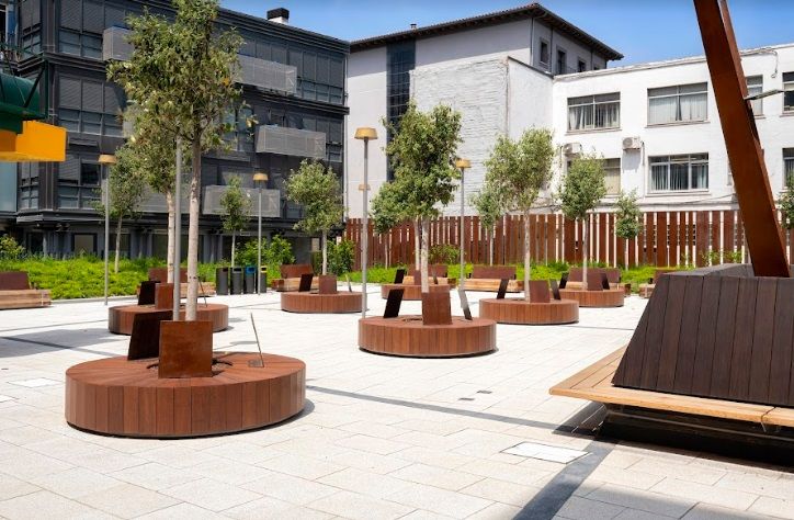 GABARRÓ viste con tarima de bambú DASSO los suelos de la plaza de la Ribera de Zorrotzaurre