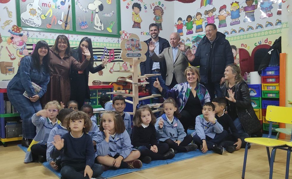Los escolares gallegos descubren el origen forestal de objetos en el aula