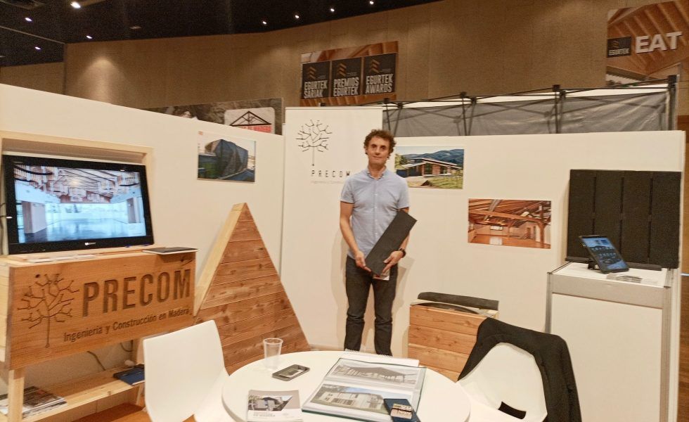 PRECOM apuesta por la madera carbonizada por sus ventajas en exteriores