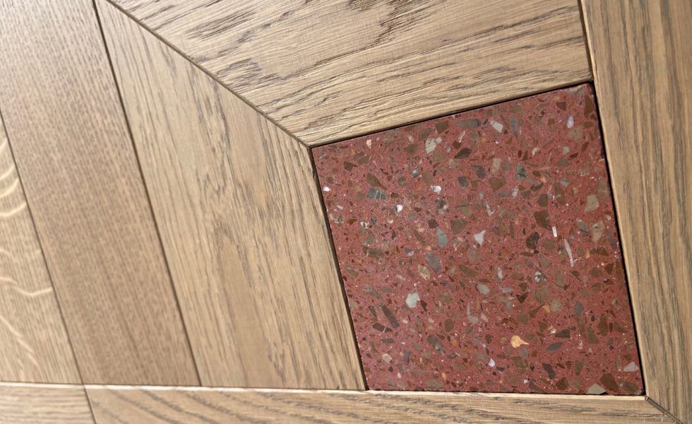 SECTUM by NEROPARQUET combina madera y terrazo en sus suelos