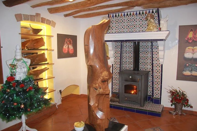 BRUCE CAMERON, reconocimiento a un gran escultor en madera