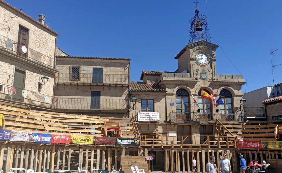 FERMOSELLE presume de plaza de toros con tablones de madera