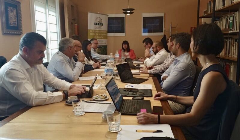 La junta directiva de AEIM analiza la situación y perspectivas del mercado de la madera, tableros y productos derivados