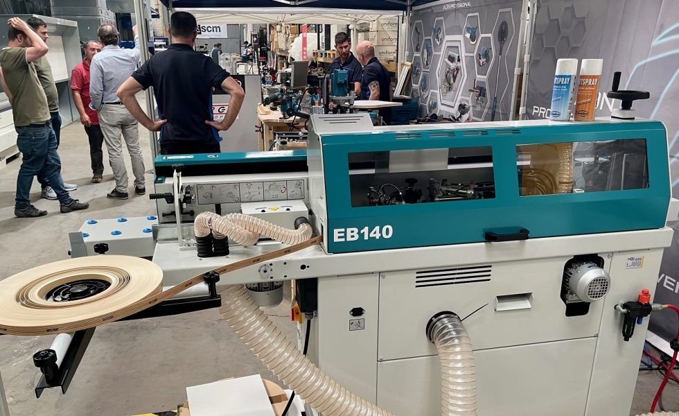 La aplacadora de cantos automática EB 140 de VIRUTEX sigue muy viva