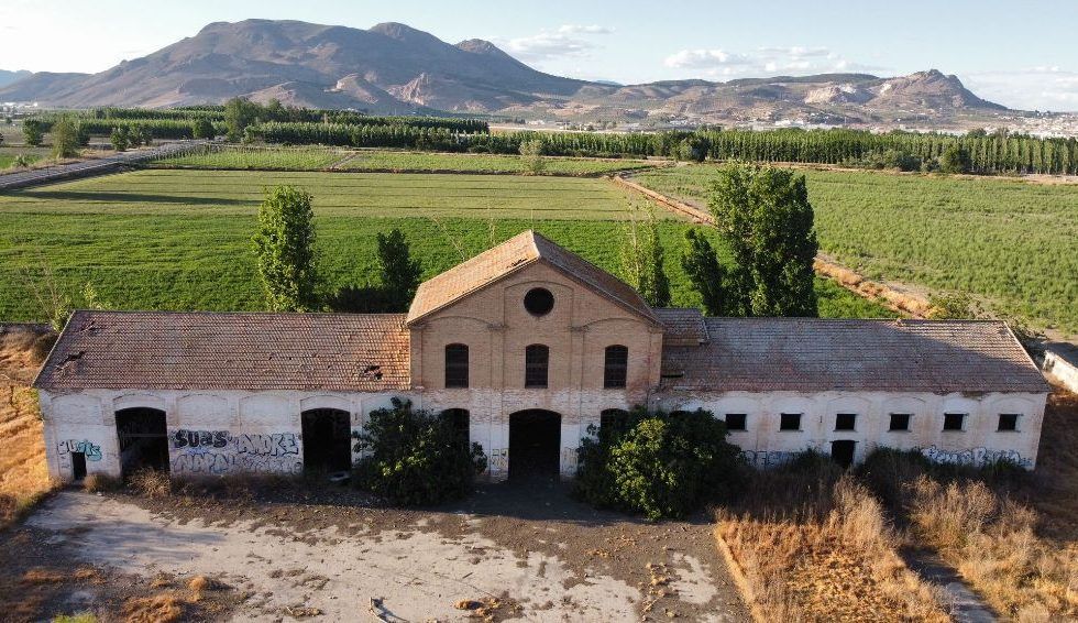 Santa Fe cederá la antigua azucarera para fabricar productos de madera de chopo