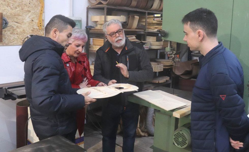 GERÓNIMO MATEOS e HIJOS llevan más de 30 años fabricando guitarras