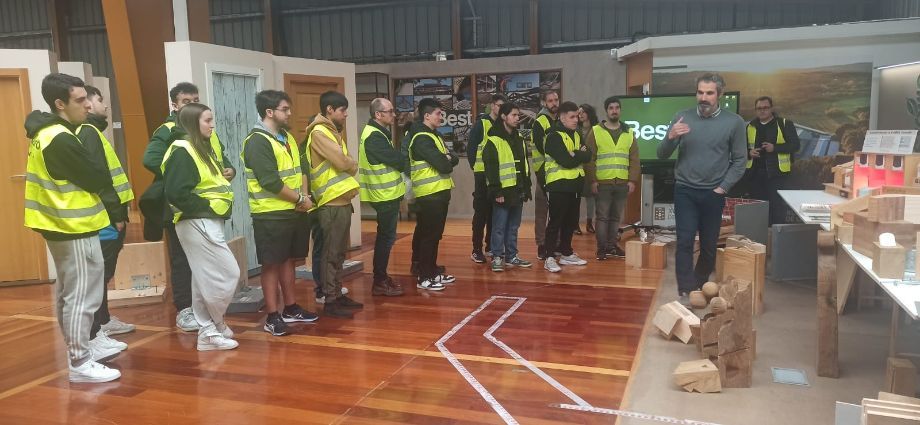 Alumnos del CIFP de Someso conocen el trabajo de Maderas BESTEIRO