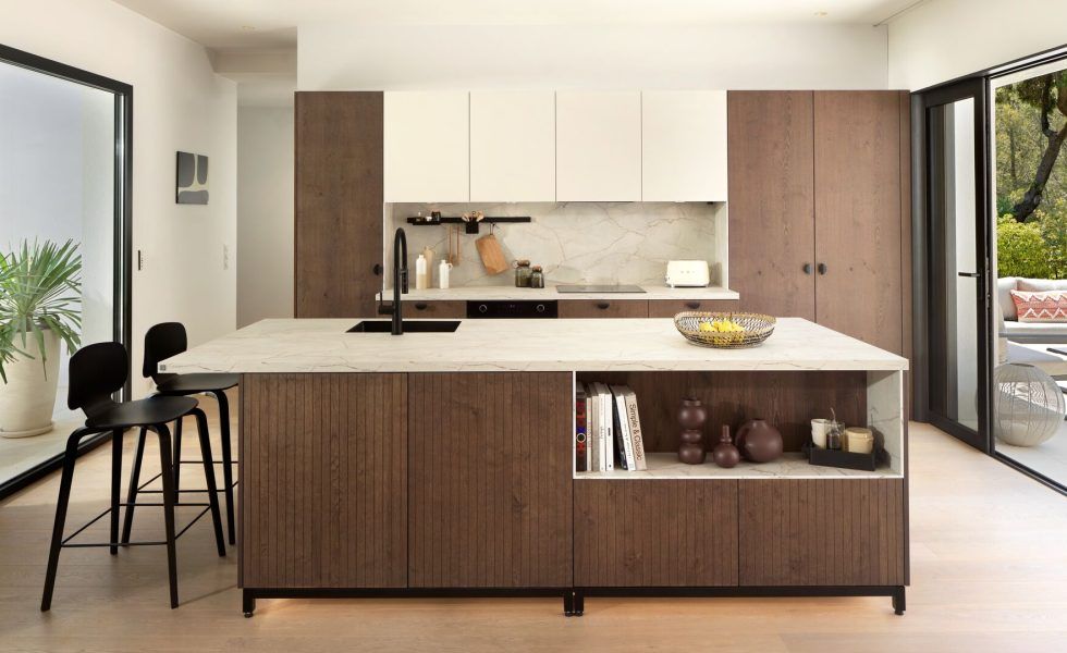 La madera es la nueva protagonista de la cocina (y en tonos oscuros)