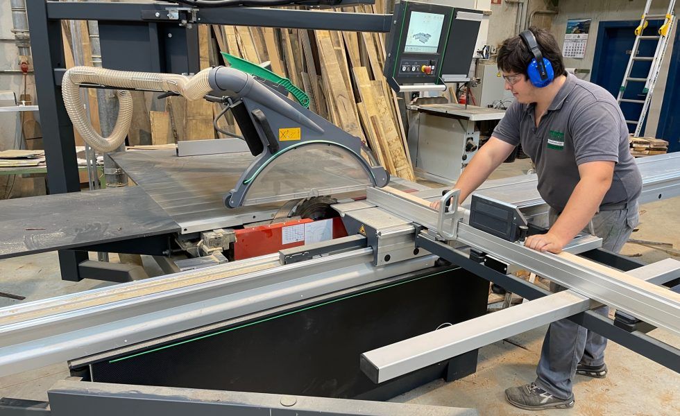 BURNE compra a MAESMA una escuadradora ALTENDORF con el sistema “Hand Guard”