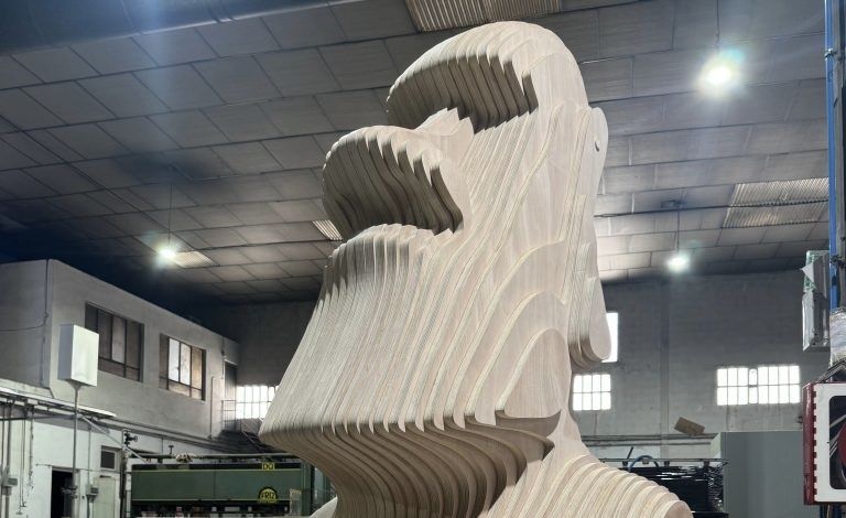 Una escultura Moai de madera para la esperanza: subasta benéfica en Maderalia