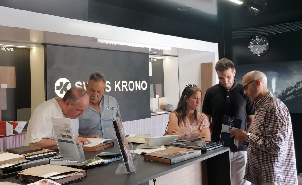 El Show Car de SWISS KRONO hace escala en MADERAS UNIDAS y en MADERAS ZUBIZARRETA