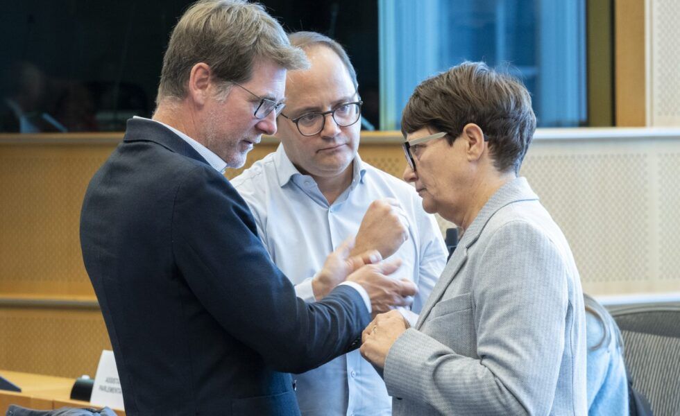 El Parlamento europeo aprueba el aplazamiento y la simplificación del reglamento EUDR