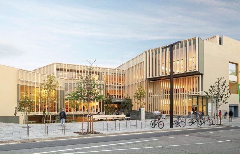 La Biblioteca Pilarin Bayés de Vic, premio a la fachada ligera en VETECO