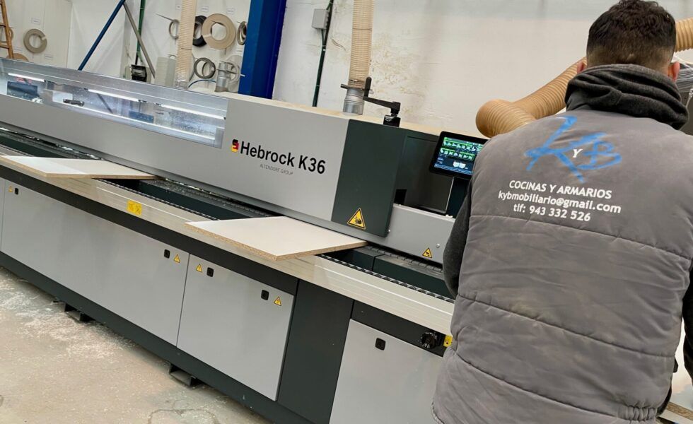 KyB 21 alcanza la excelencia en el canteado con HEBROCK