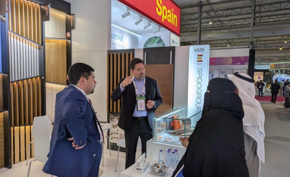 SPIGO triunfa en Big 5 Construct Saudí con su sorprendente stand de soluciones acústicas en madera