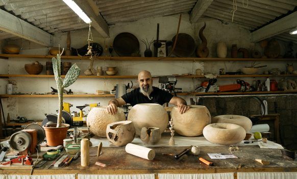 Fusión de las técnicas tradicionales de torneado y escultura en madera verde