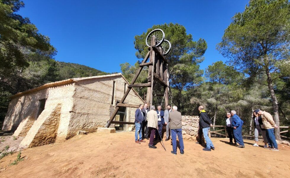 Restauran el único castillete de madera del conjunto minero de Peña del Águila