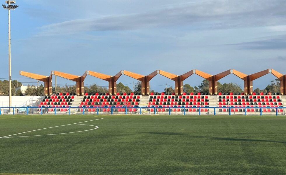 Formentera apuesta por la madera para la nueva grada del campo de fútbol