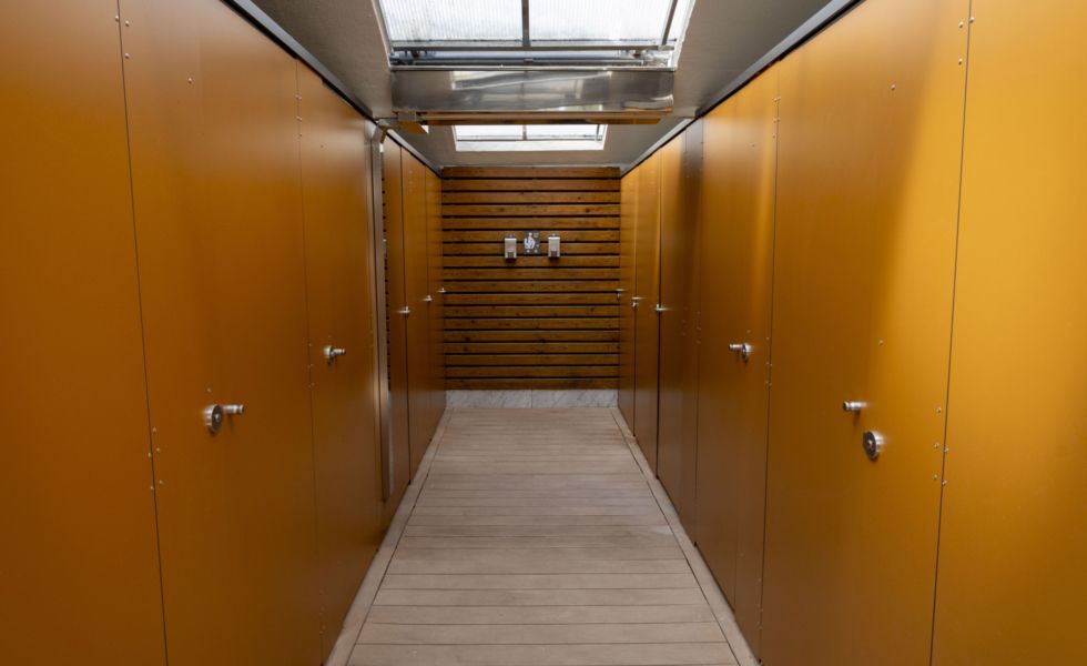 GABARRÓ viste los equipamientos de un camping de Empuriabrava (Girona) con la gama de compactos HPL de POLYREY