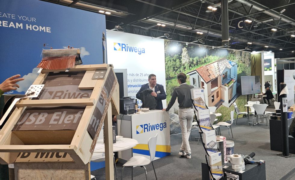 RIWEGA mostró en REBUILD sus membranas para fachadas con certificaciones de reacción al fuego