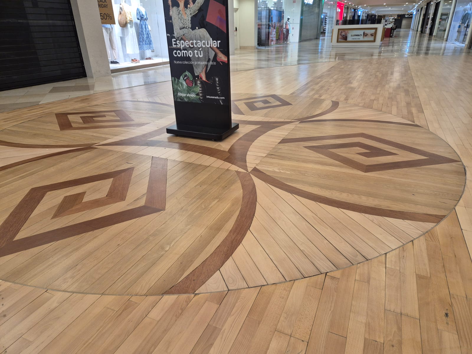 Restaurado con productos QUIDEVA el suelo de madera del Centro Comercial Intu Xanadú de Madrid