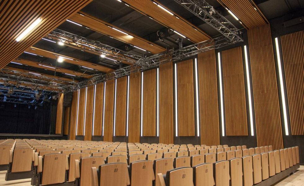 Renovación acústica con lamas de madera SPIGOLINE en el Teatro Antzoki de Erandio