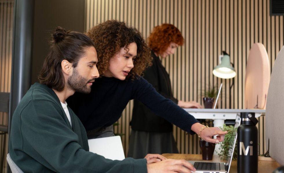 Cómo los paneles acústicos de madera transforman los espacios de trabajo