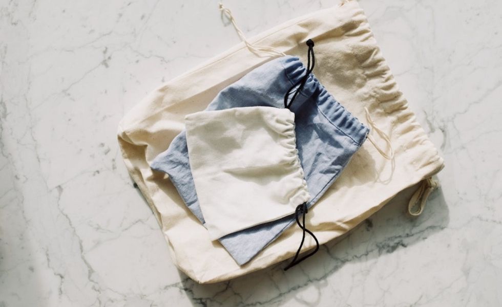 Sacos de tela vs. bolsas de plástico: impacto ambiental y ventajas