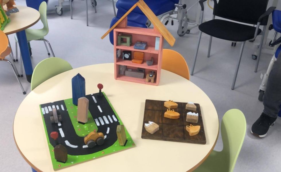 Talleres de carpintería infantil que enseñan sostenibilidad y solidaridad en madera