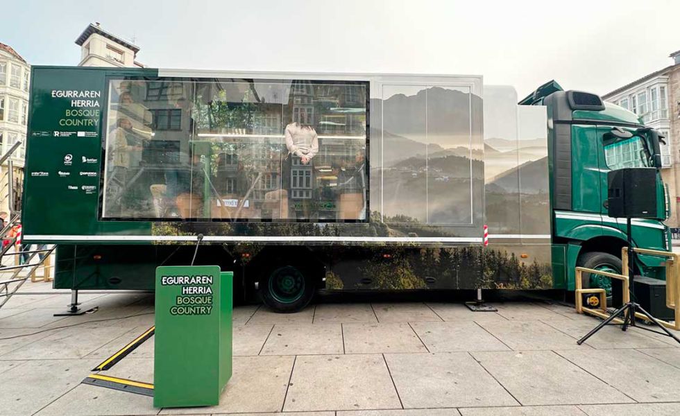 La campaña itinerante EGURRAREN HERRIA. BOSQUE COUNTRY arranca en Vitoria-Gasteiz