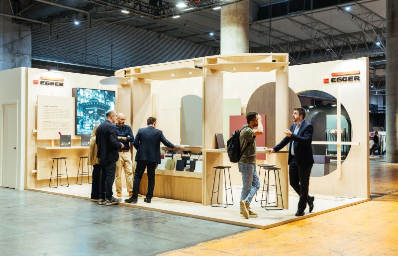 EGGER rinde homenaje a los icónicos quioscos de Las Ramblas de Barcelona