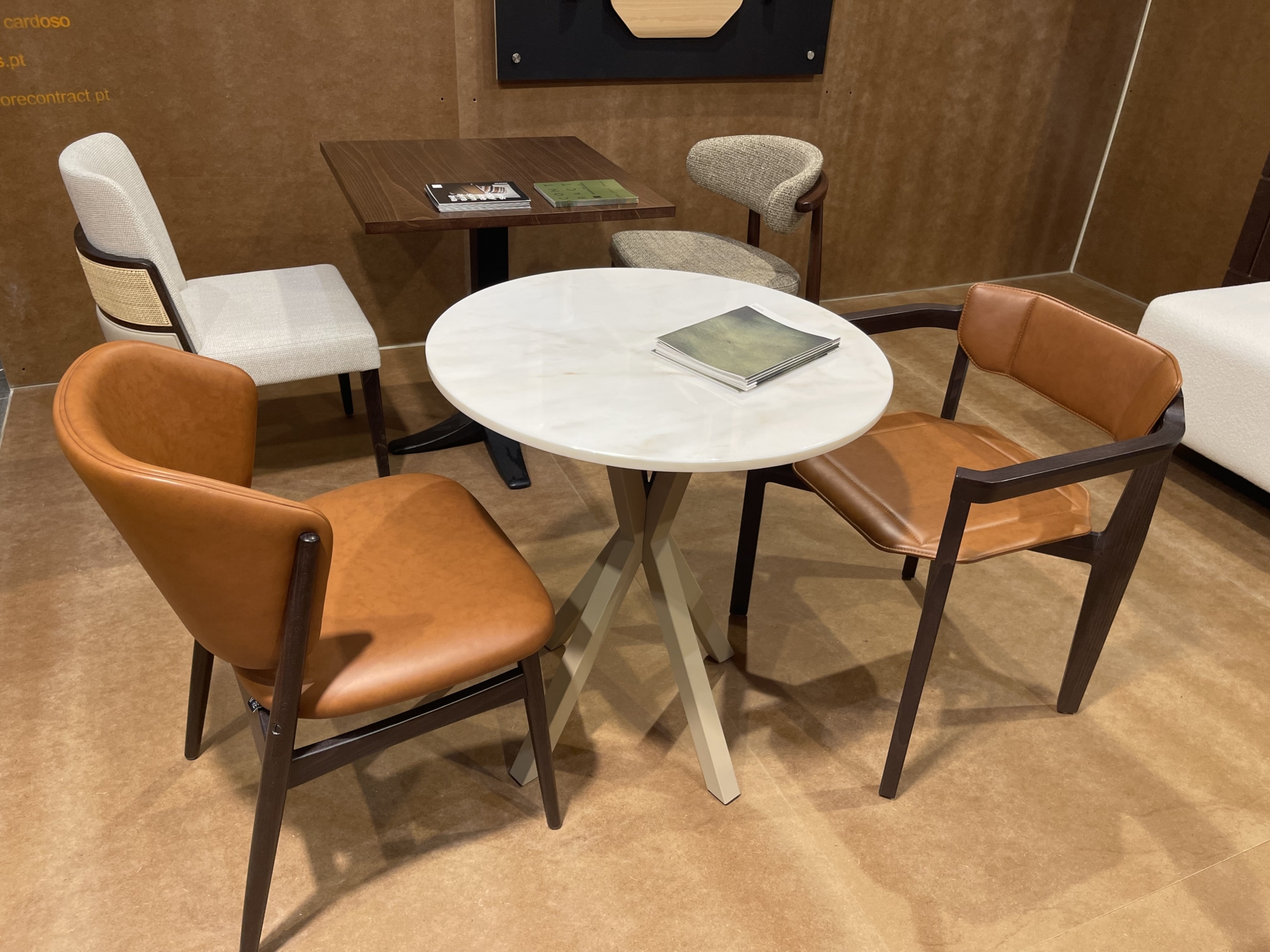 Sillas y mesas estilos retro y nórdico en el stand de JMS en interihotel