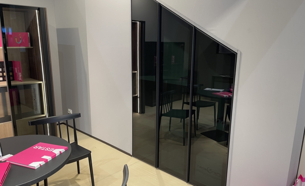 NAVARRO AZORIN desarrolla puertas de aluminio con inclinación