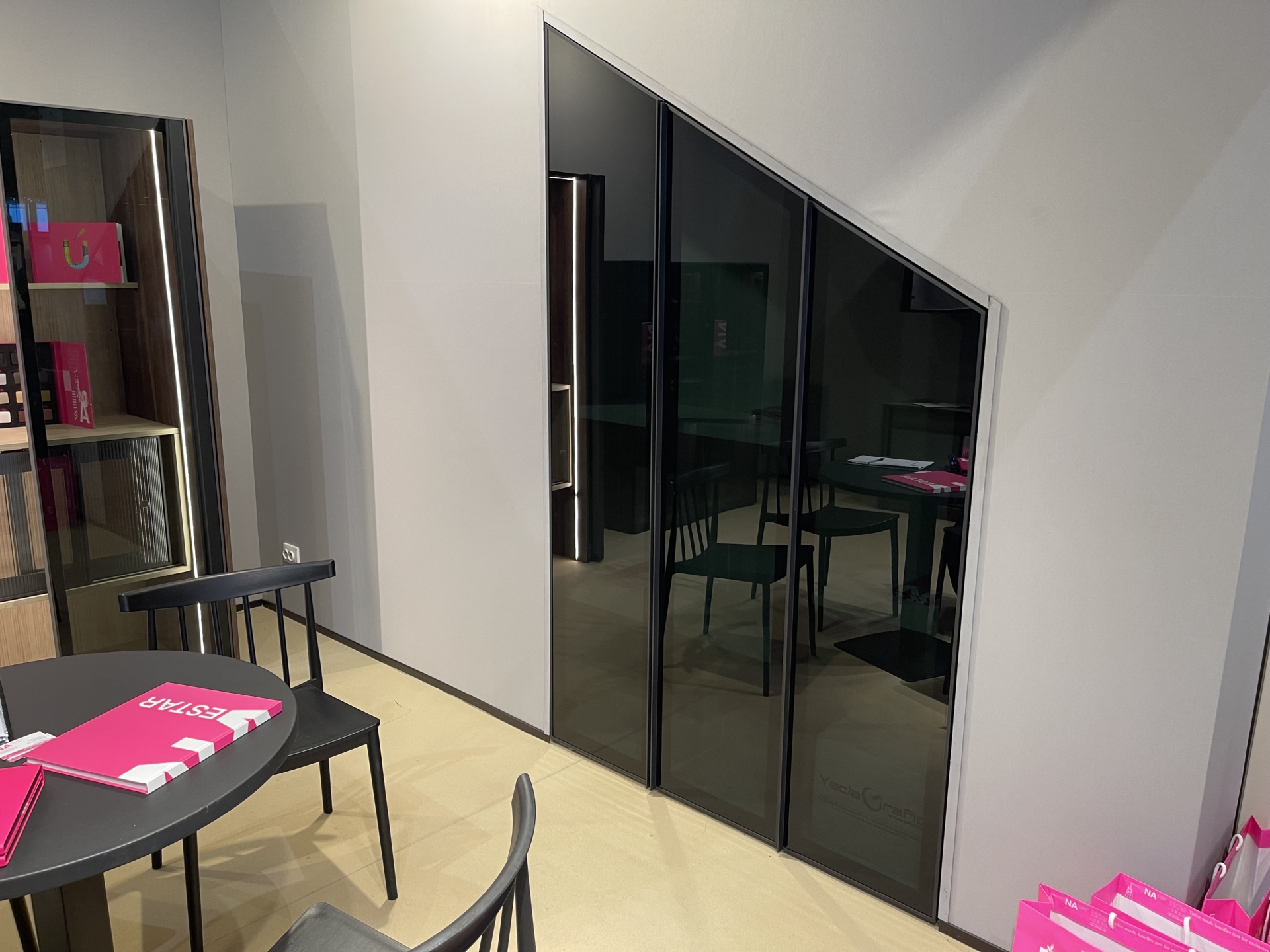 NAVARRO AZORIN desarrolla puertas de aluminio con inclinación