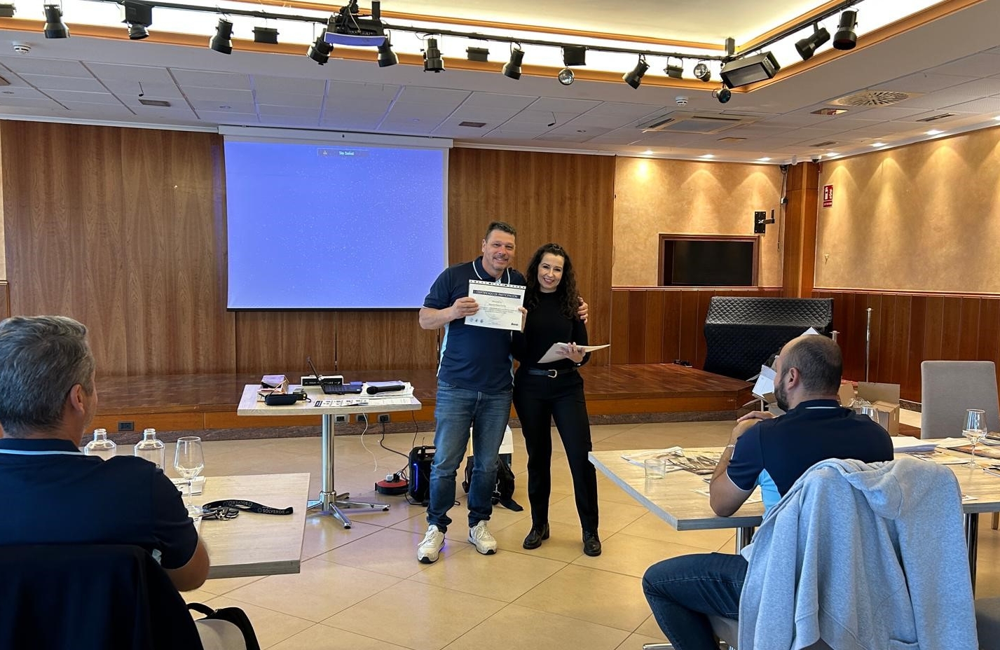 El PROFESIONAL CERTIFICADO BONA: Un sello de calidad que impulsa el sector de suelos de madera