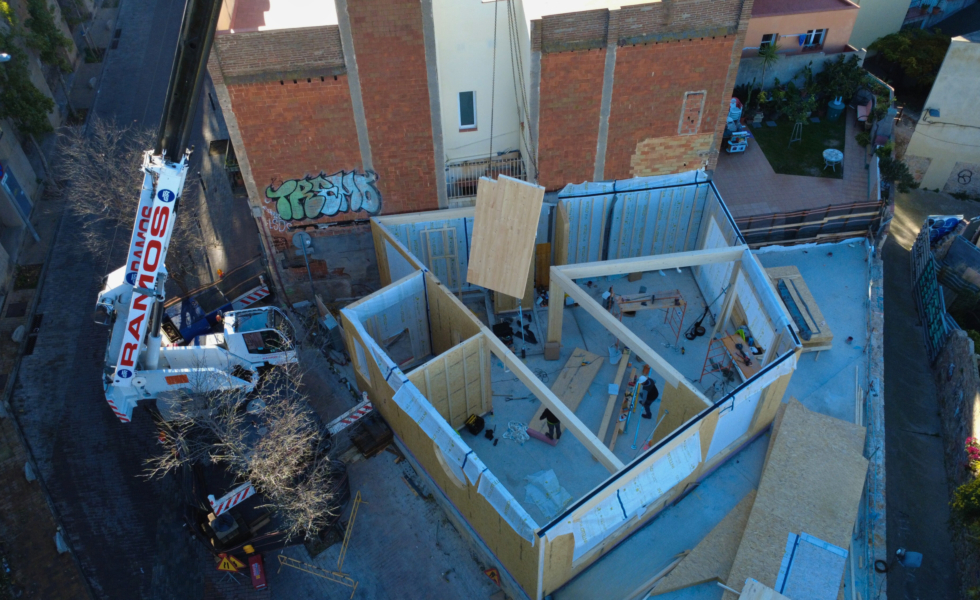 Exitosa jornada de ARQUIMA con el montaje en vivo de una vivienda industrializada en el centro de Barcelona