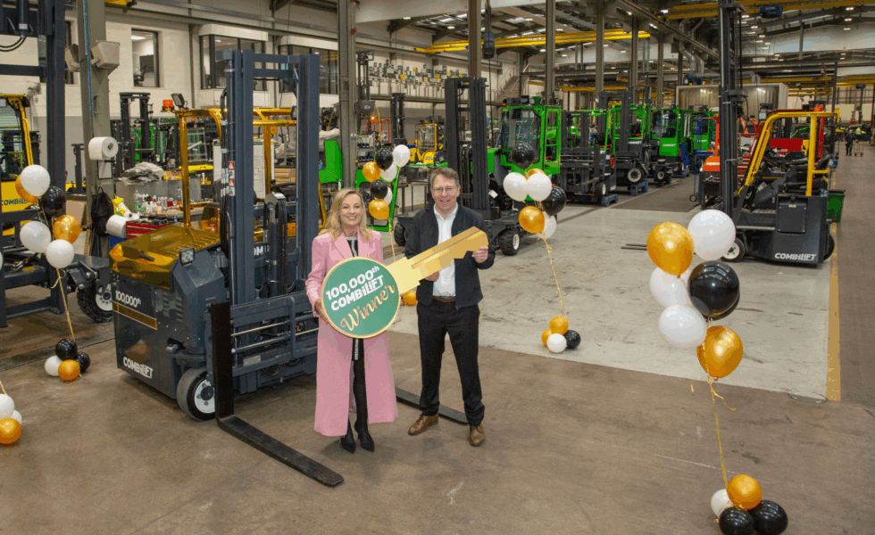 Un hito con significado: COMBILIFT celebra la producción de su carretilla elevadora número 100.000 con un impacto global