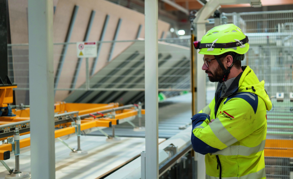 Comienza a producir tableros decorativos la primera prensa en la planta de EGGER en Markt Bibart