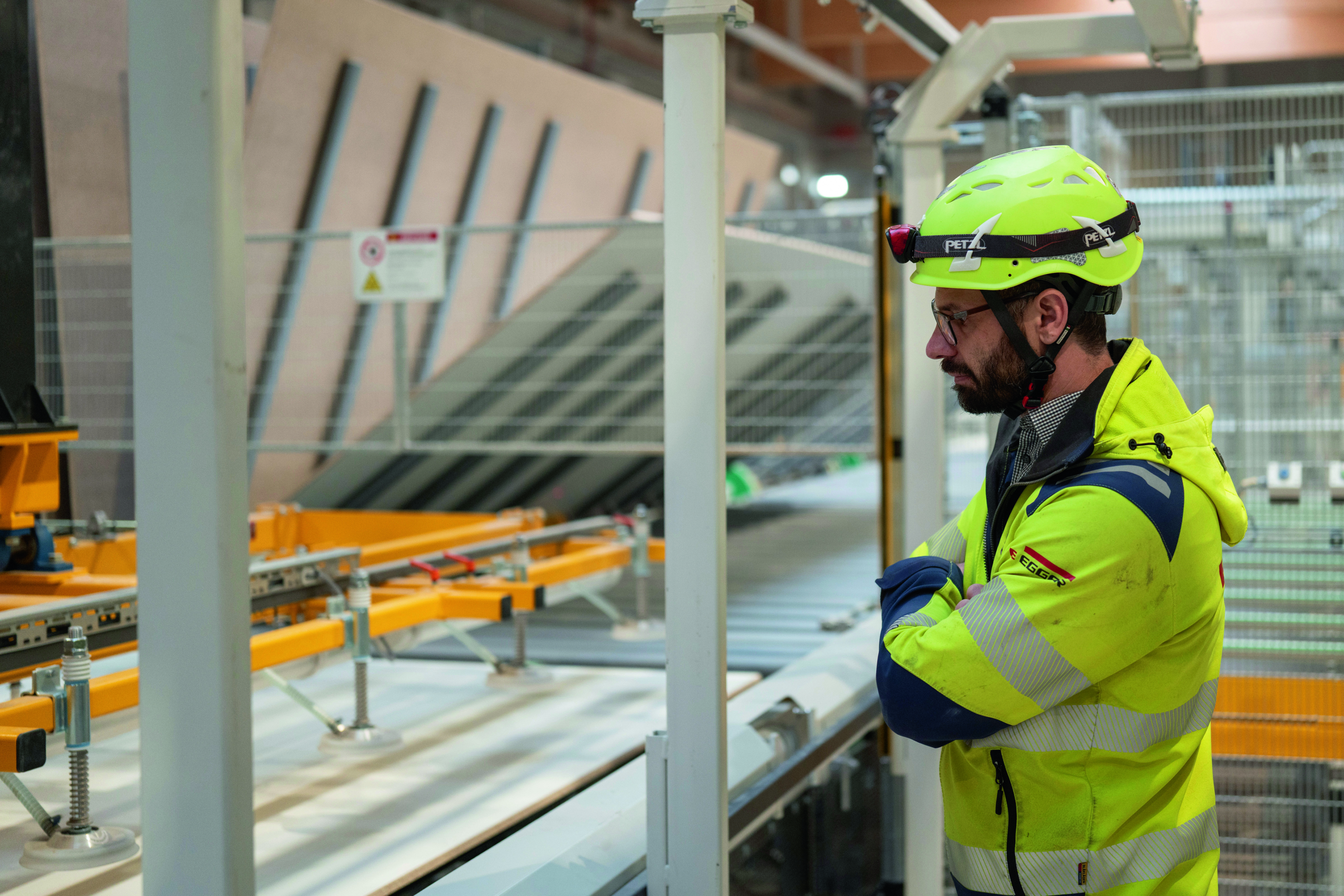 Comienza a producir tableros decorativos la primera prensa en la planta de EGGER en Markt Bibart