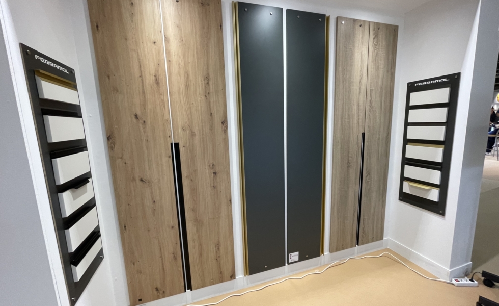 Tiradores de aluminio integrados en puertas