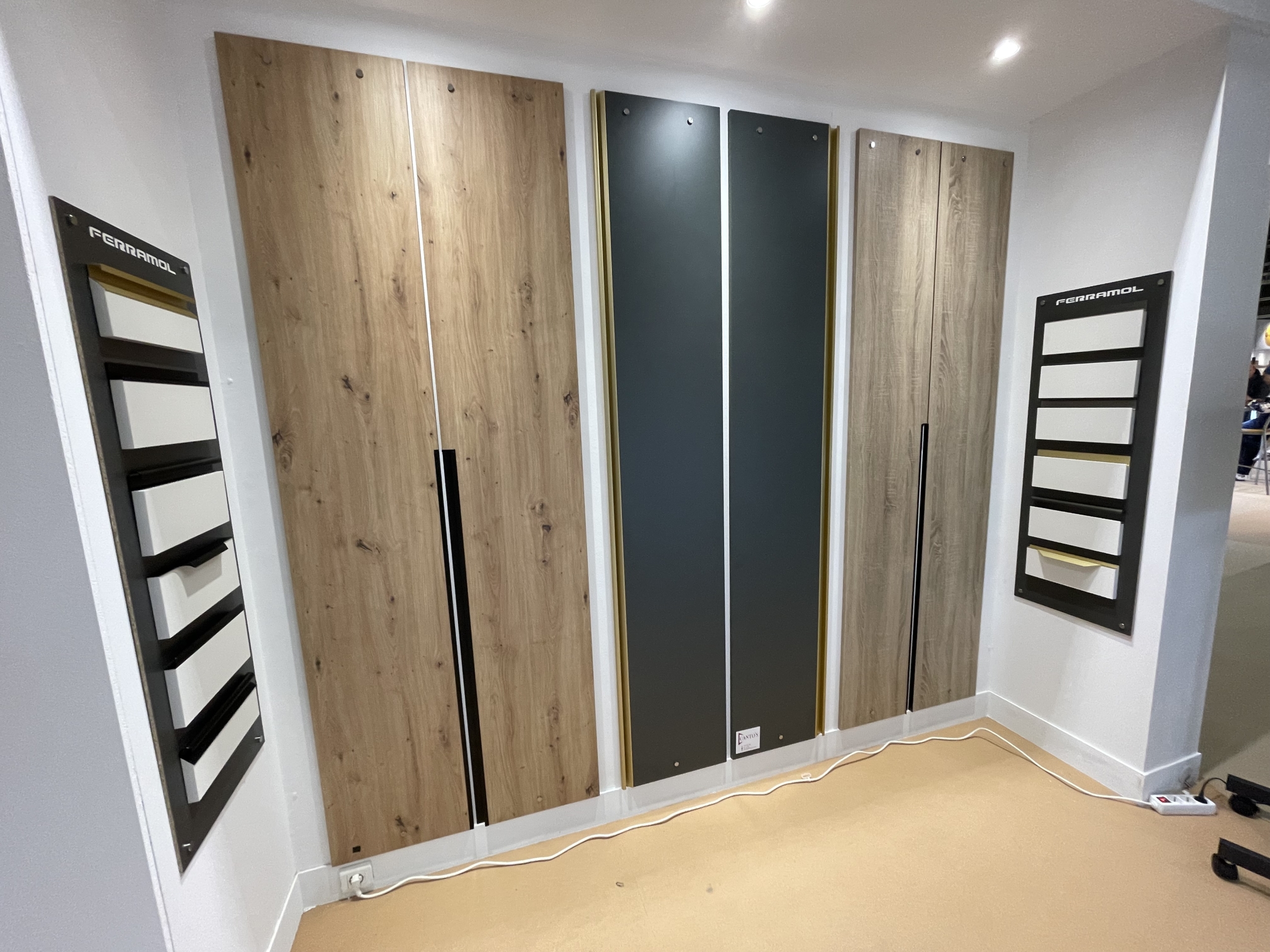 Tiradores de aluminio integrados en puertas