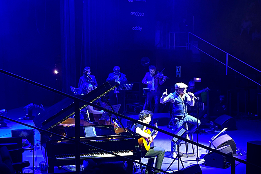 El cantante ZENET viste de bosque en su gira “Las manos y la voz”