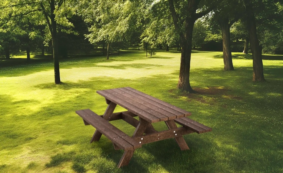 GRUP FÁBREGAS presenta nuevas mesas picnic en materiales reciclados