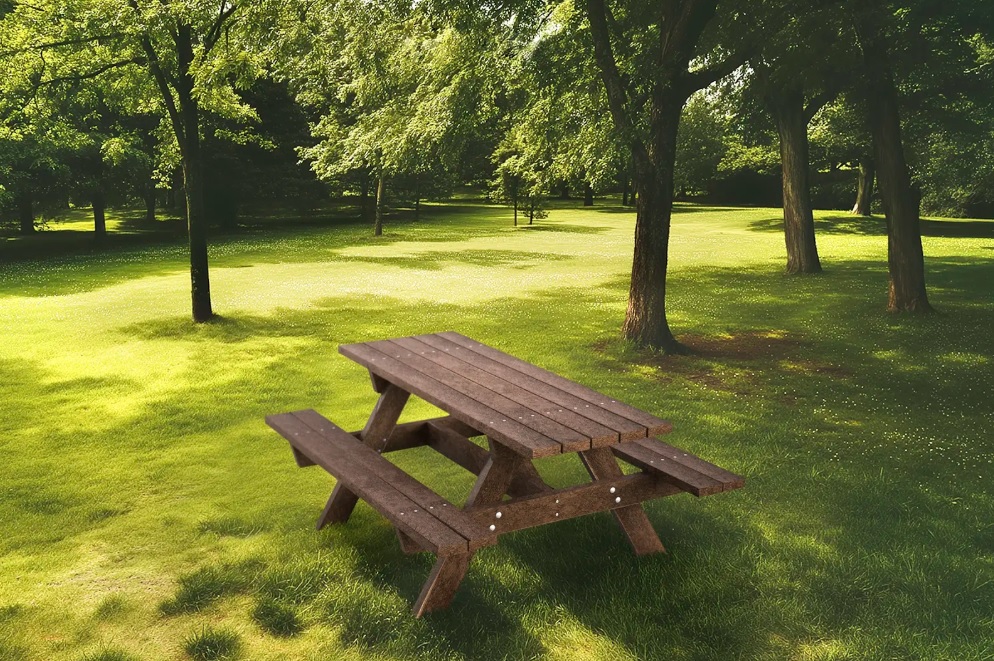 GRUP FÁBREGAS presenta nuevas mesas picnic en materiales reciclados