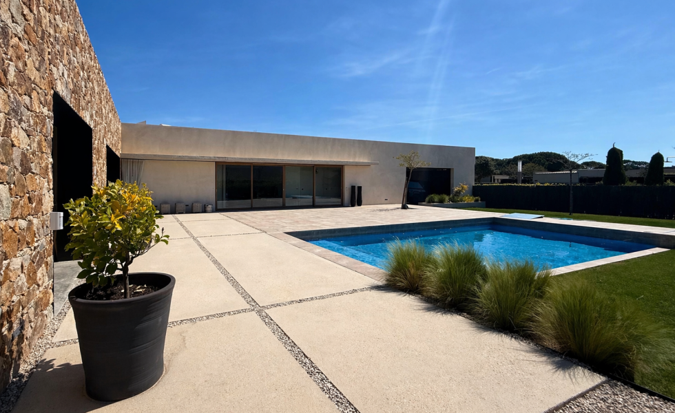 ISCLETEC, presente en una sobria y elegante vivienda de El Empordà